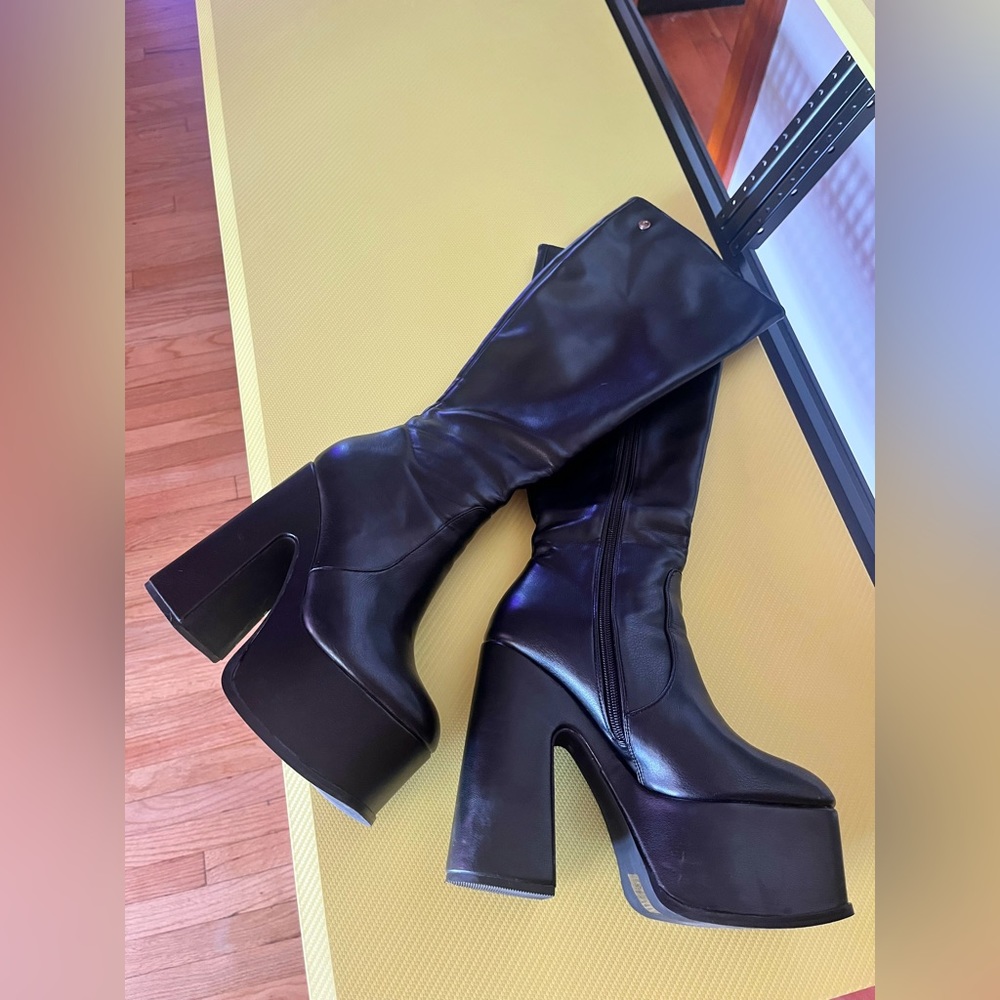 90s PLATFORM BOOTS